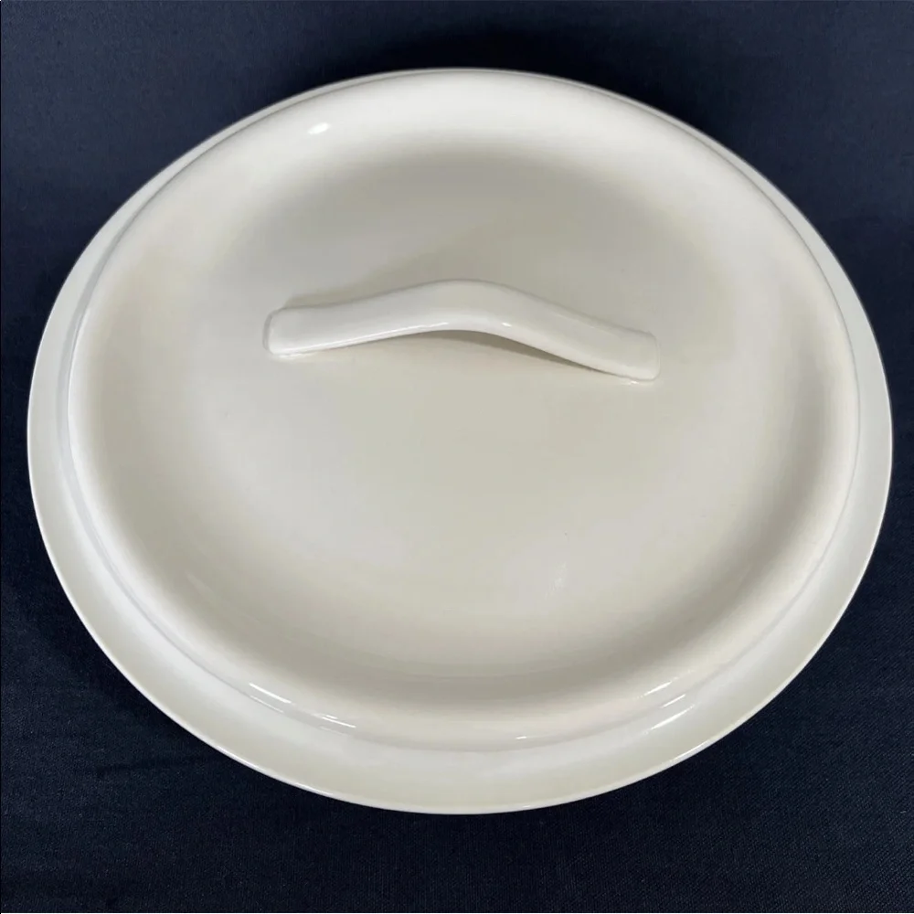 Crate & Barrel Gallery Parchment Cream Stoneware Casserole Serving Bowl with Lid